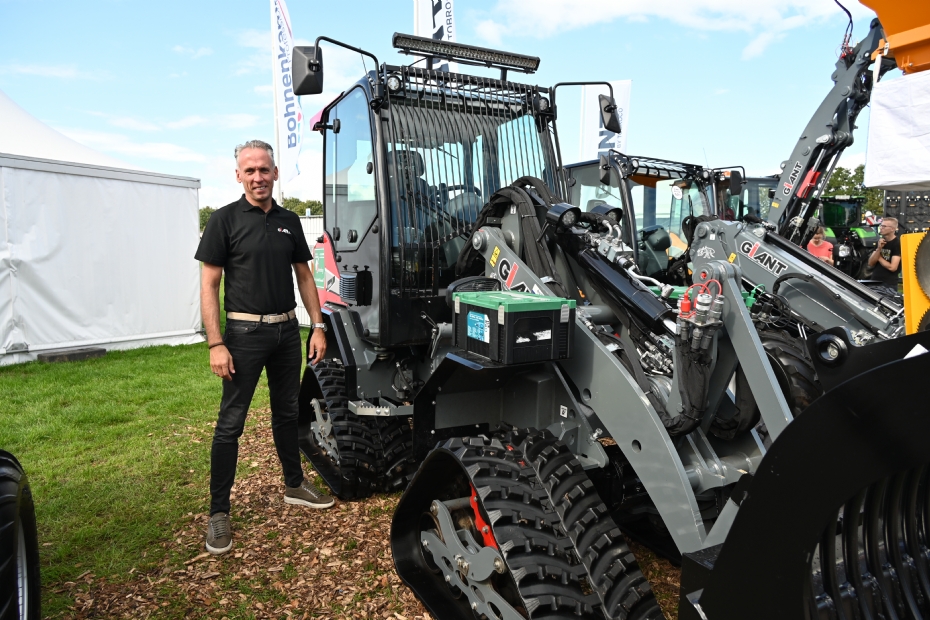 Wilco Stout van Den Hartog Bouwmaterieel bij de custom-made G3500 X-TRA