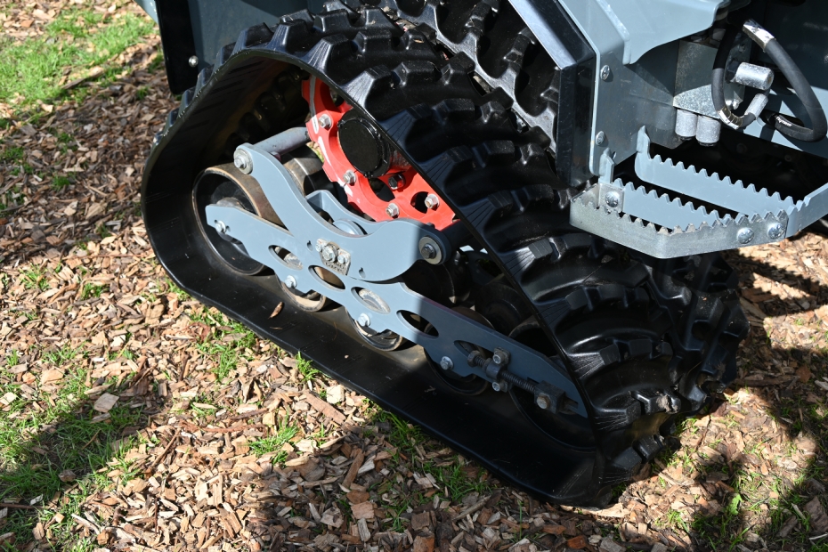 Dankzij de 4 aangedreven rupsen heeft deze shovel een stuurkarakter dat meer overeenkomt met dat van een conventioneel sturend voertuig. In tegenstelling tot machines met rechte, starre rupsen wordt de ondergrond tijdens het sturen hierdoor minder belast.