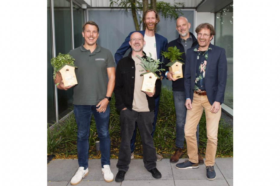 V.l.n.r.: Maarten Scholten (Greentainer), Eric-Jan Pleijster (LOLA Landscape Architecture), Jan Henk Tigelaar (Stichting Rooftop Revolution), Tjark Nelissen en Merlijn Hoenekamp (Donker Groep). Beeld via: Rooftop Revolution