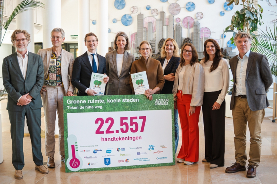 De overhandiging van de petitie (Beeld via: Natuur en Milieu)