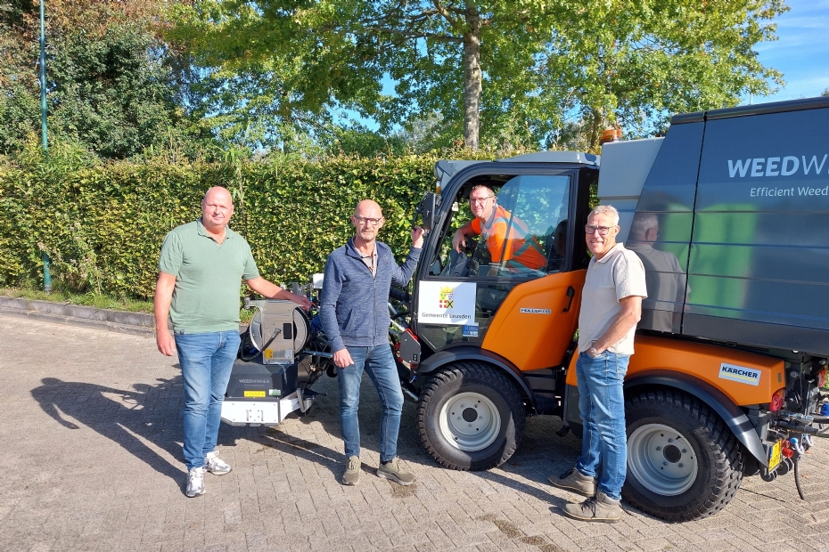 Leusden kan aan de slag met de Weedwinner. Van links naar rechts: Willem Hellinga, Johan Bruntink, machinist Arjan van der Heijden en Johan Ossendrijver