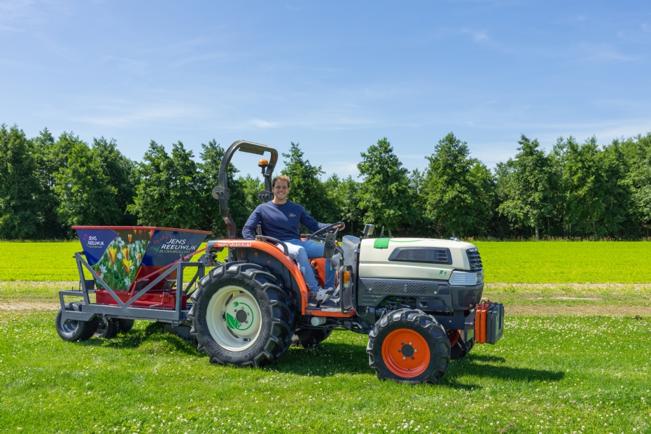 Jens Reeuwijk op zijn wildverbandplantmachine